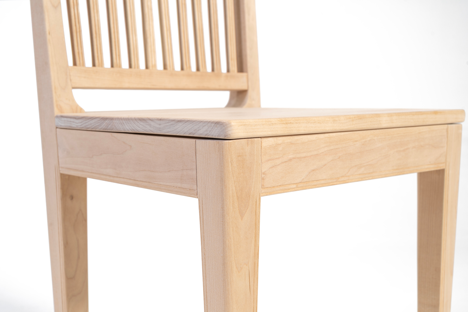 Detalj: sits, sarg och framben i björk